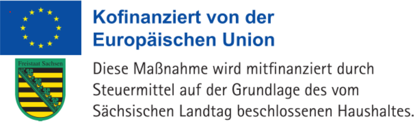 Kofinanziert von der Europäischen Union. Diese Maßnahme wird mitfinanziert durch Steuermittel auf der Grundlage des vom Sächsischen Landtag beschlossenen Haushaltes. – EU-Flagge und Wappen des Freistaats Sachsen
