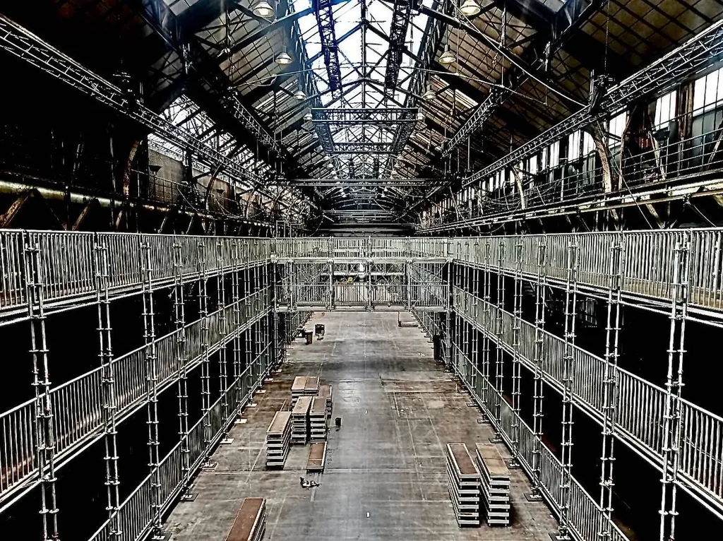 Rigging in alten Industriehallen bei der Ruhrtriennale
