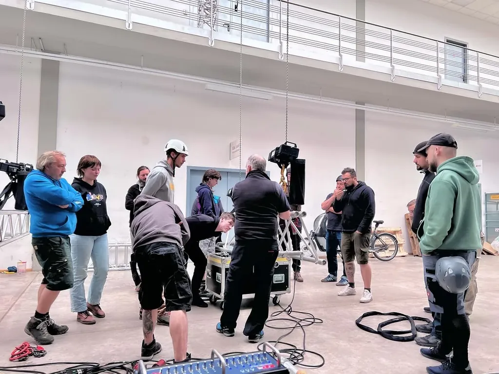Absolventen des Rigging-Level-1-Kurses in der Halle